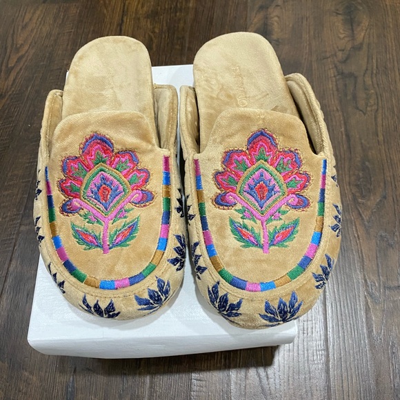 NEW Farm Rio Slippers - Picture 2 of 7